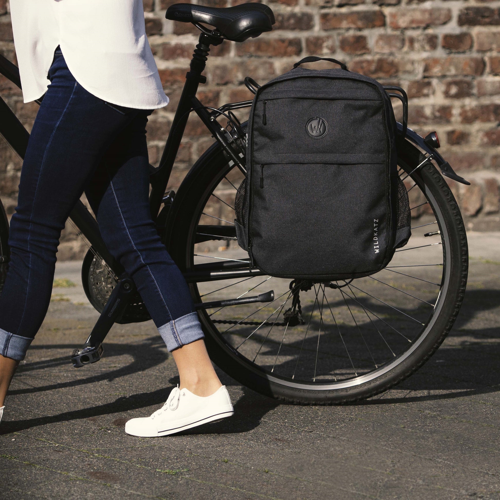 fahrradtasche und rucksack in einem Wildkatz Felis